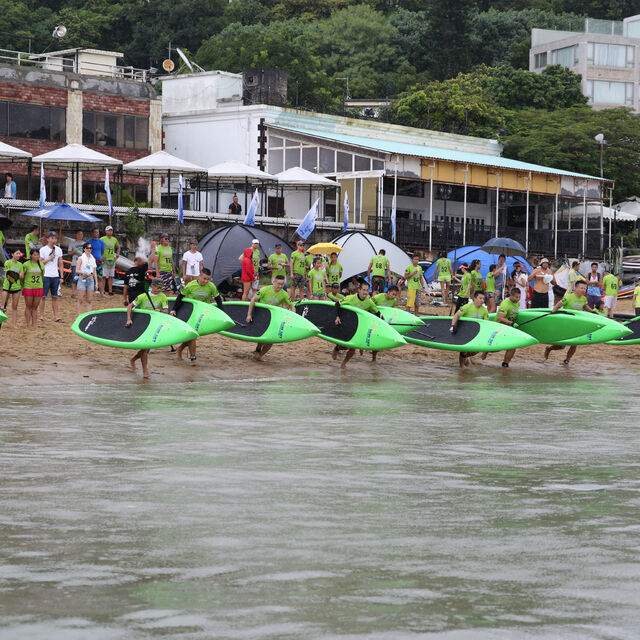 2015 國際直立板錦標賽的直立板在岸邊排列